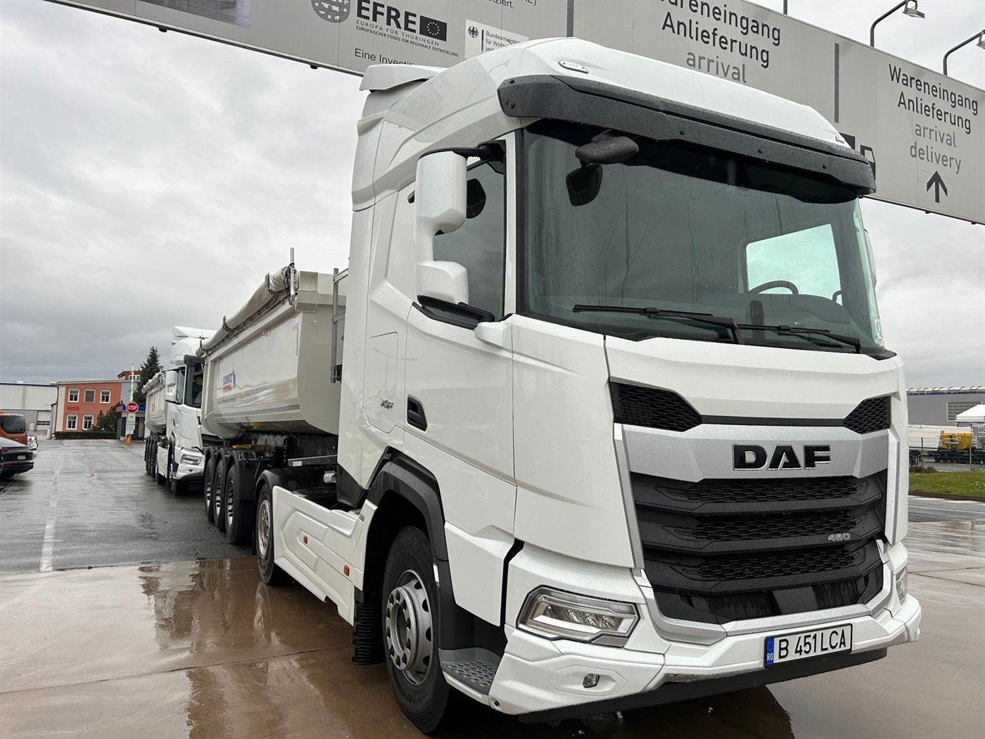 Autobasculante DAF XF cu semiremorci basculante Schmitz din flota LCA Lions Trans